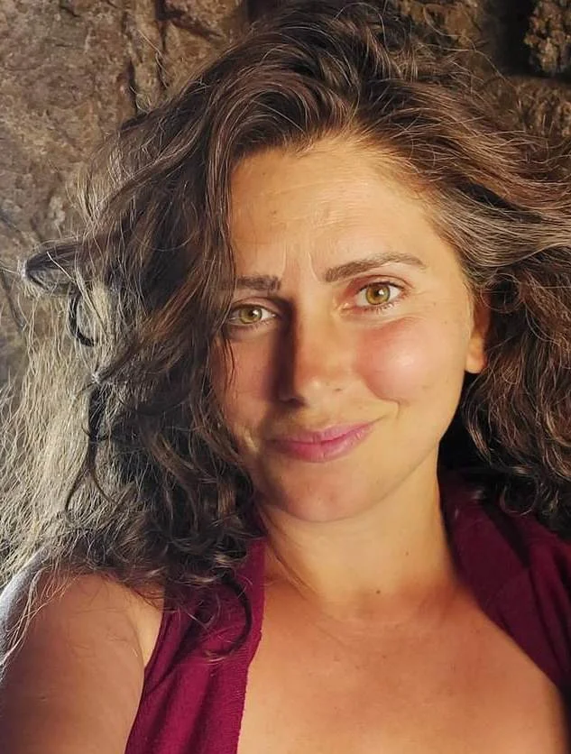 Portrait de Anastasia Priyamvada Charitidou, fondatrice et directrice artistique d'Olotites, une organisation interdisciplinaire qui relie les arts, l'éducation et le bien-être.