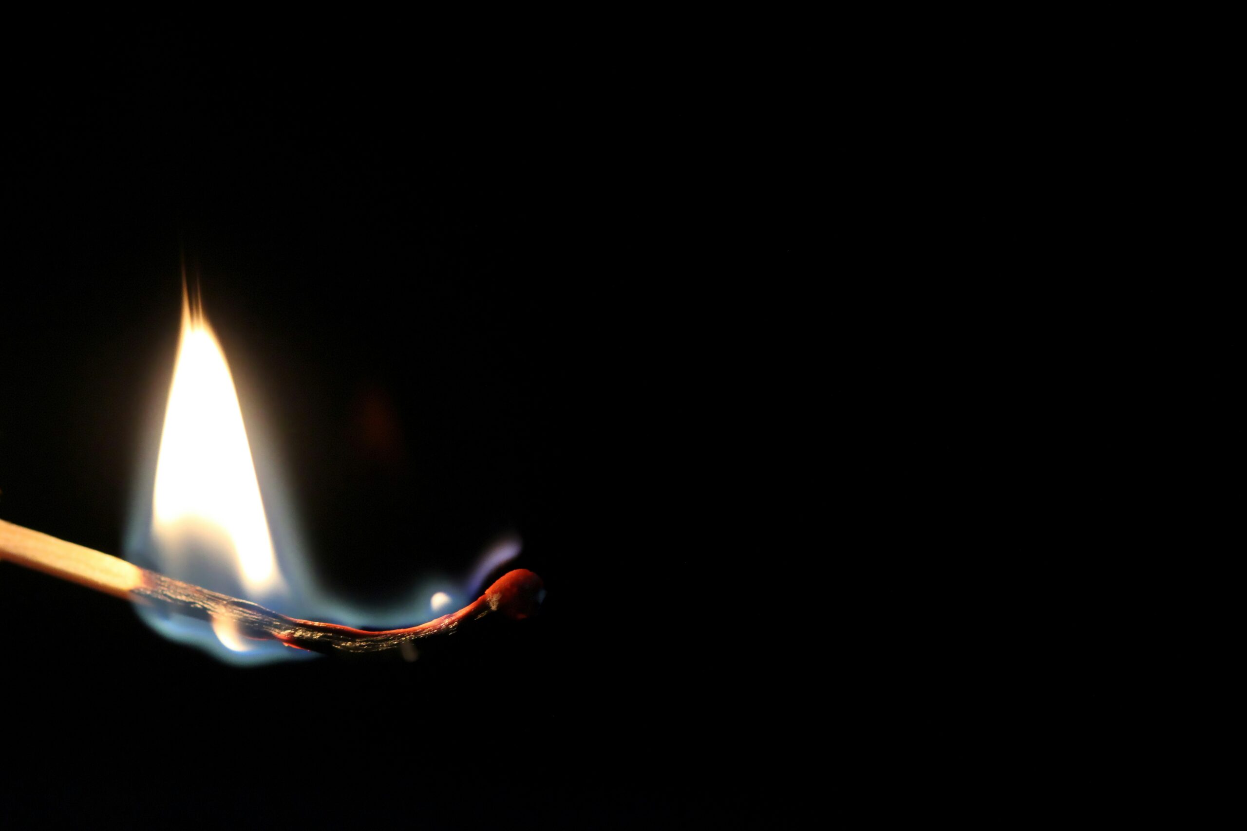 Une allumette en train de se consumer, symbole d'un corps qui s'épuise et de burn out.