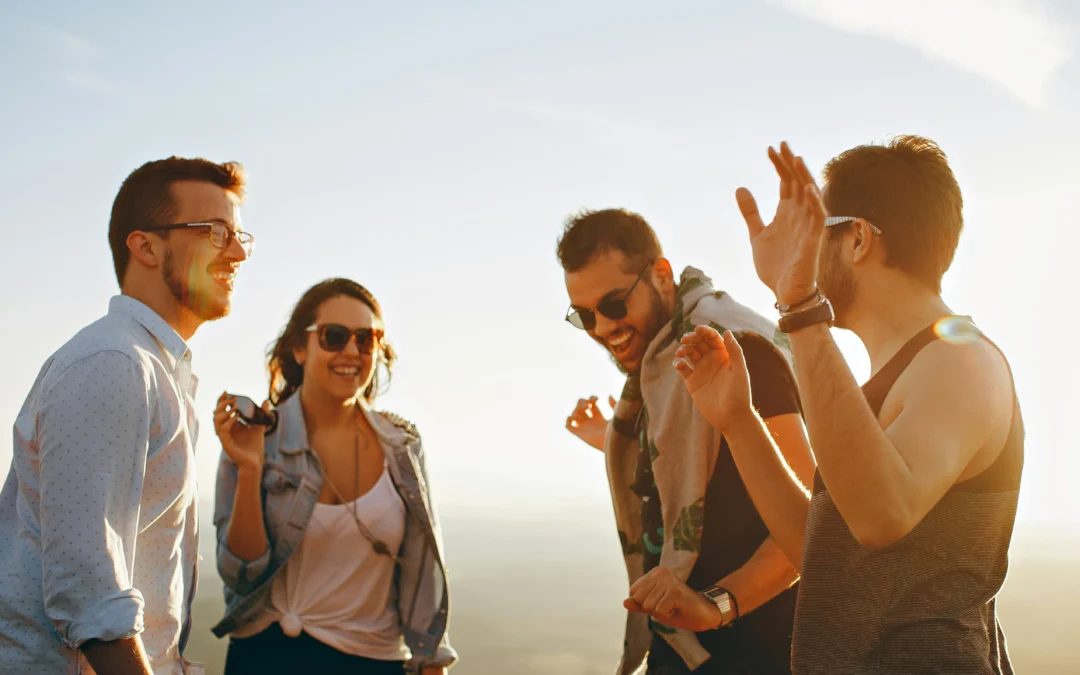 Un groupe de personnes rigolent démontrant une véritable joie de vivre, loin des soucis du quotidien.
